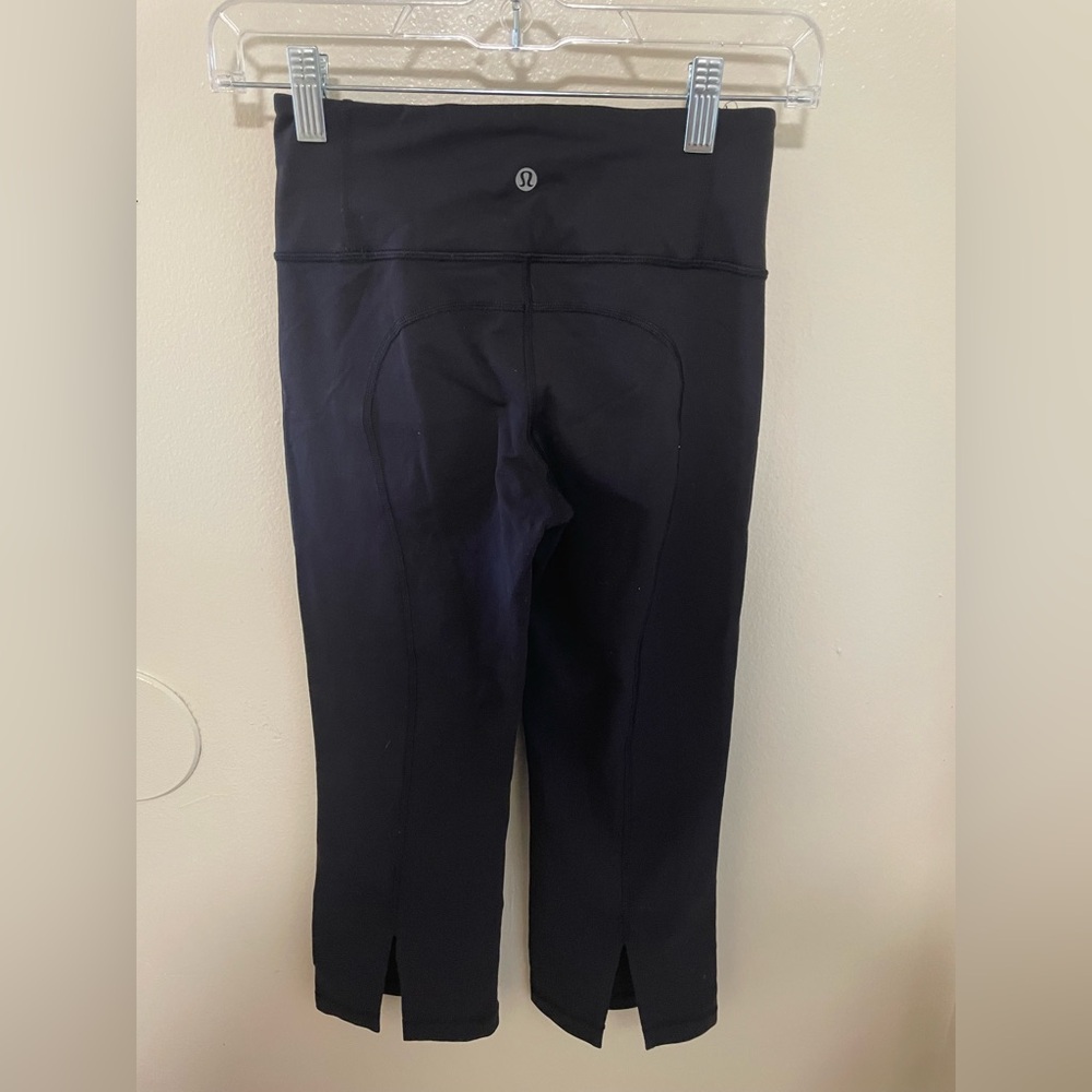 ✨Lululemon Crop Capri Leggings Gather & Crow Split Leg Size 2 - Picture 7 of 9
